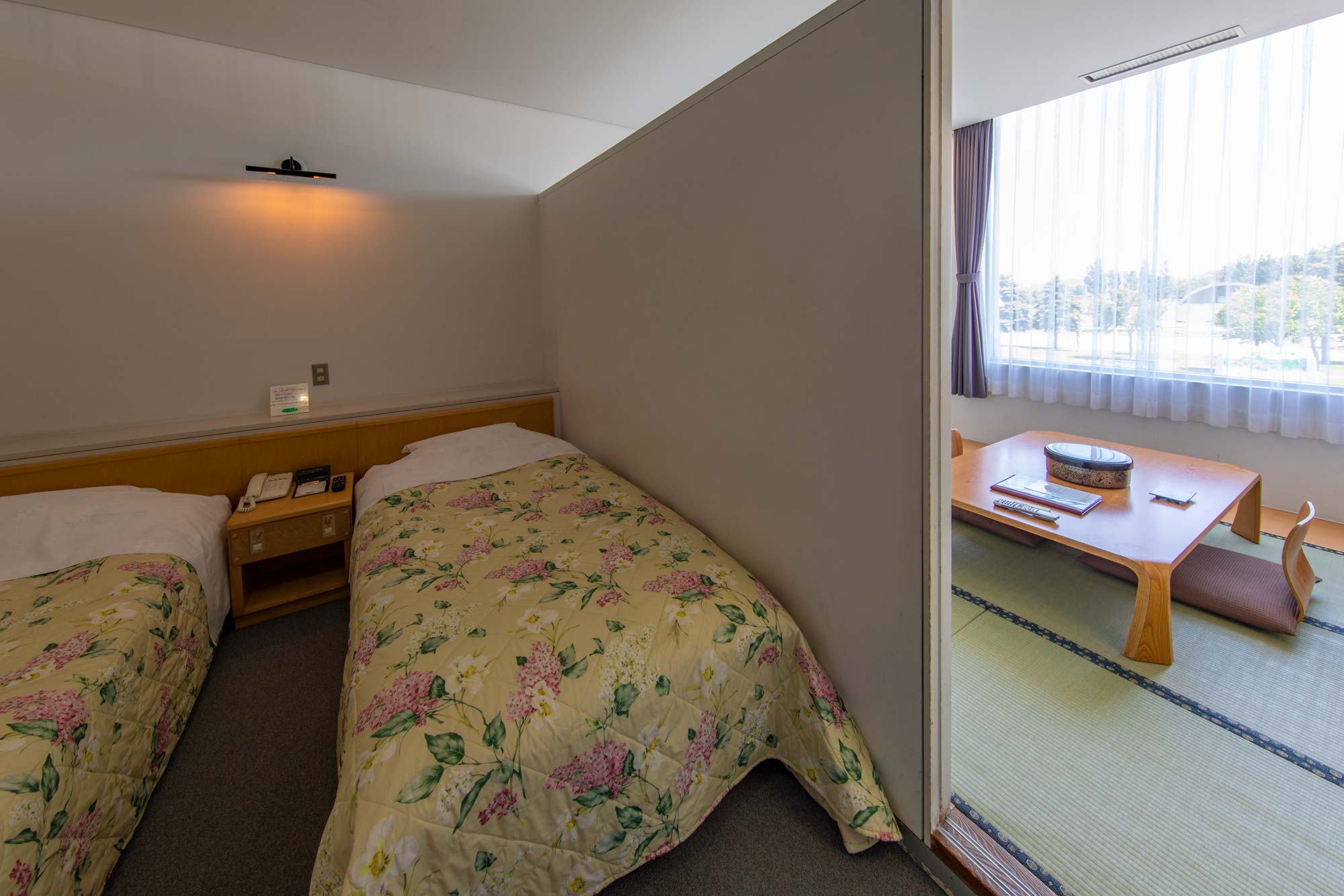 北海道新十津川町サンヒルズサライ　客室　ベッドルーム併設の和洋室の写真1